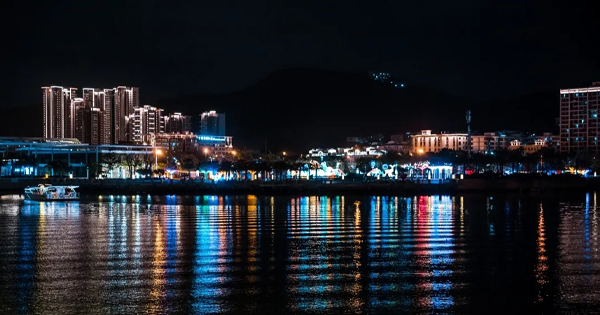 扬帆夜游，畅享三亚海上风光