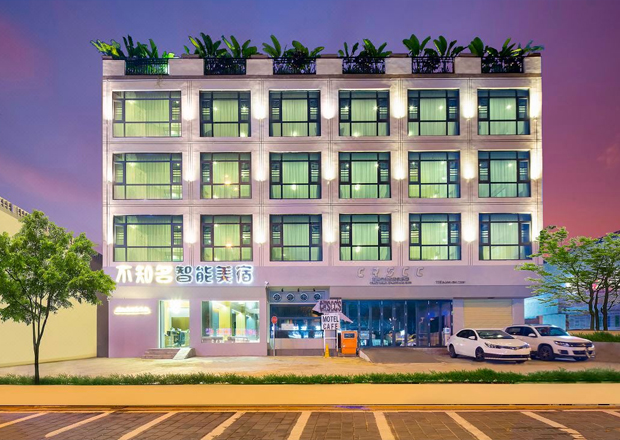 三亚不知名泳池智能酒店